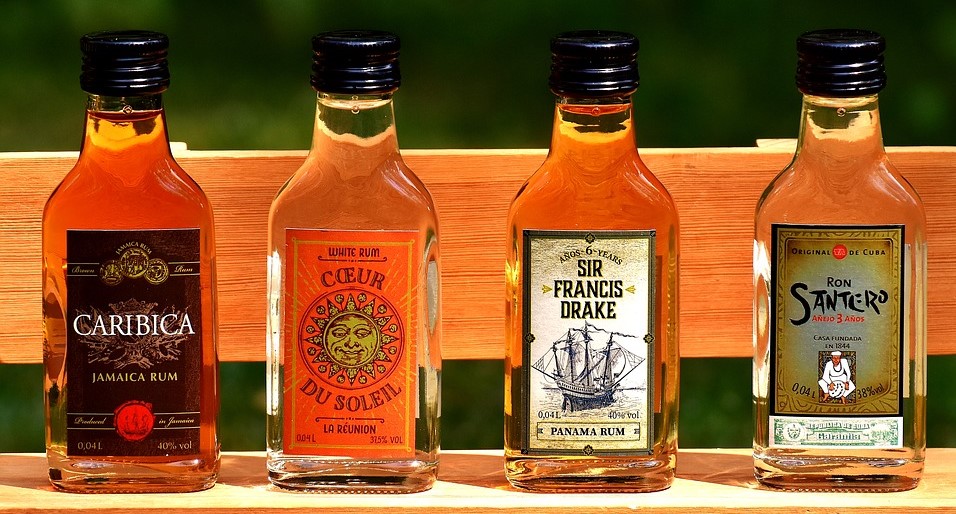 Rum – seznamte se s tekutým zlatem Karibiku